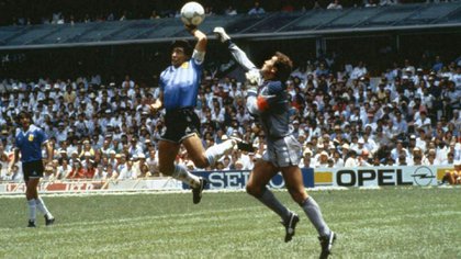 tonne87's tweet photo. L'unico capace di unire arte e politica nel gioco del calcio 

#Ad10sDiego #Maradona https://t.co/uMVzf1V8Mc