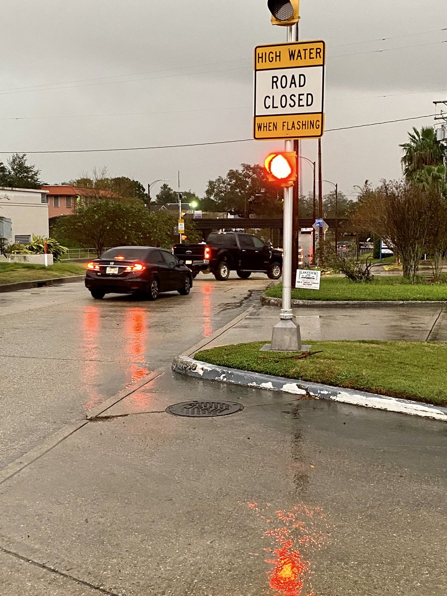The warning signs at underpasses begin flashing when sensors detect high water. These areas can flood really quickly as water flows to the low-lying dip in the road.
Obey the sign: ROAD CLOSED
(Pic from resident at Canal & Hidalgo) https://t.co/xriXlE8MLH