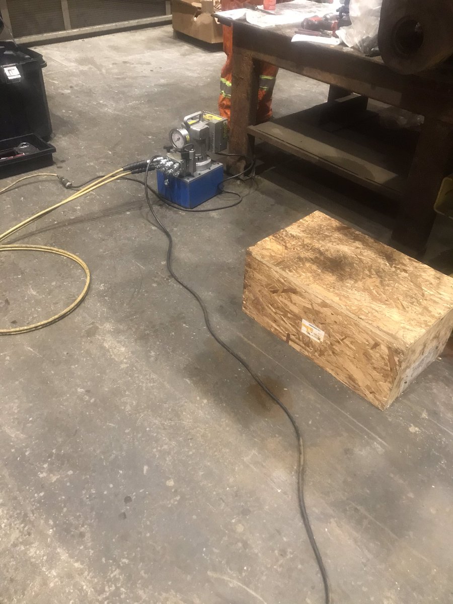 We use hydraulic torque wrenches during assembly of these big machines. 1500 ft. Lbs on a bolt....no problem, set the pressure and click the button