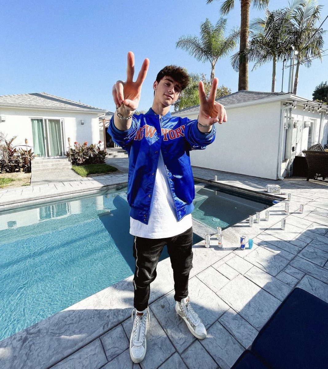 positivecorbyn's tweet photo. i just got off school so i can finally post this so..
HAPPY BIRTHDAY TO MY MOST FAVORITE PERSON EVER, I LOVE YOU CORBYN I HOPE YOU HAVE THE BESTEST DAY EVER @corbynbesson ♥ https://t.co/cvMveIG5P9