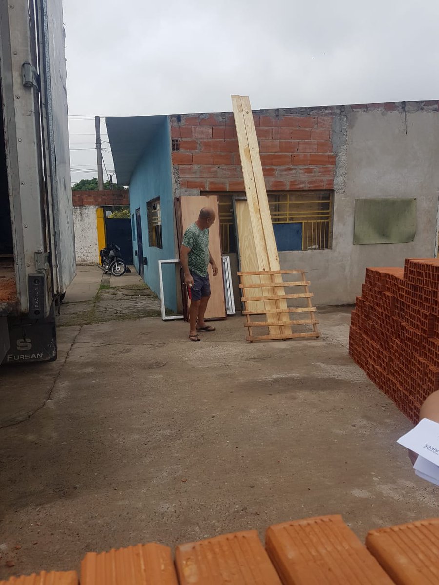 12deOctubreSN's tweet photo. Recibimos materiales enviados por la Dirección de Infraestructura Social de la Provincia de Buenos Aires para refaccionar el buffet y los vestuarios. El Club 12 de Octubre quiere agradecer a @Cecilia Comerio y a la Directora Romina Corio por las gestiones realizadas. Gracias!! https://t.co/oSn1yQk6pI