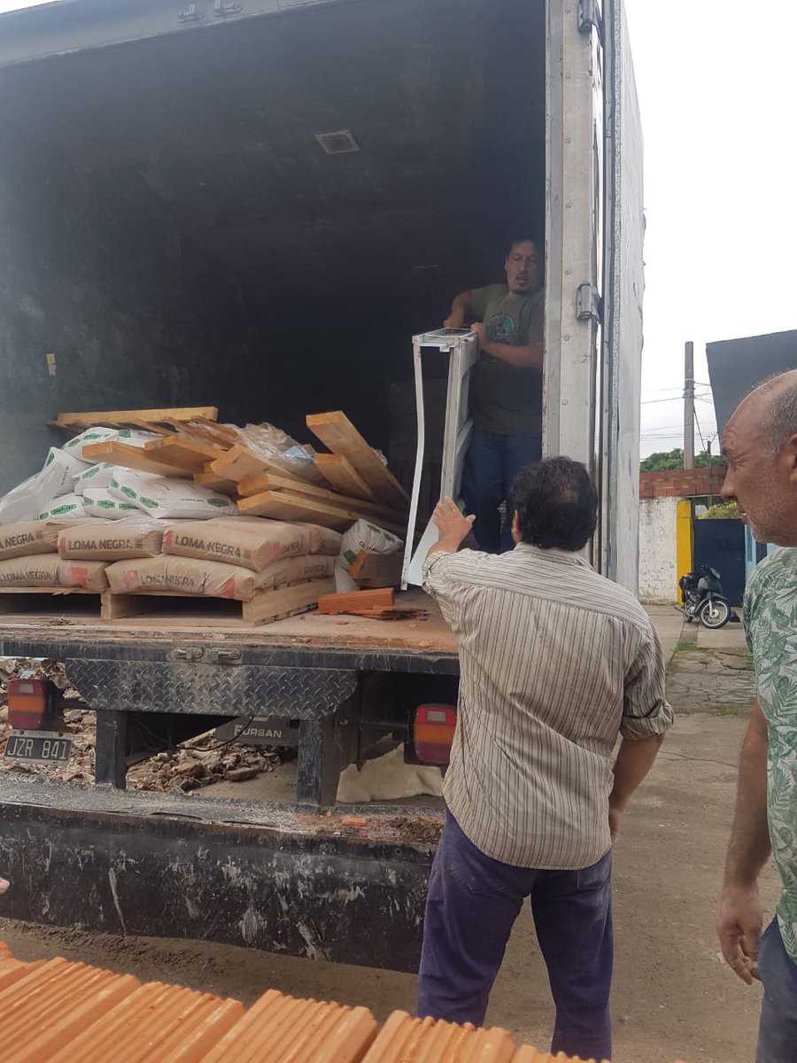 Recibimos materiales enviados por la Dirección de Infraestructura Social de la Provincia de Buenos Aires para refaccionar el buffet y los vestuarios. El Club 12 de Octubre quiere agradecer a <a href="/Cecilia/">Cecilia</a> Comerio y a la Directora Romina Corio por las gestiones realizadas. Gracias!!