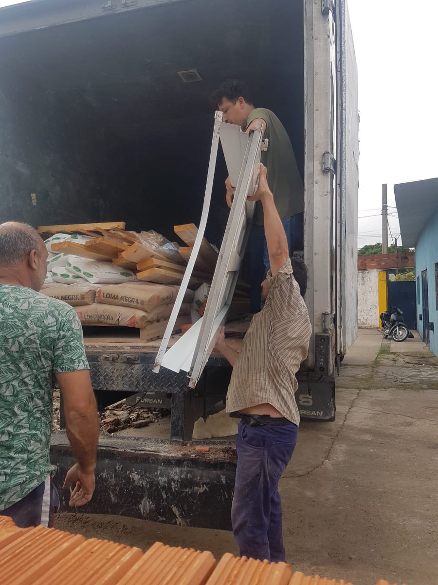 12deOctubreSN's tweet photo. Recibimos materiales enviados por la Dirección de Infraestructura Social de la Provincia de Buenos Aires para refaccionar el buffet y los vestuarios. El Club 12 de Octubre quiere agradecer a @Cecilia Comerio y a la Directora Romina Corio por las gestiones realizadas. Gracias!! https://t.co/aTkgJB7iUt