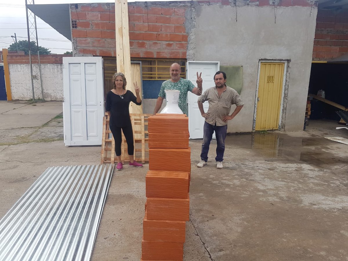 Recibimos materiales enviados por la Dirección de Infraestructura Social de la Provincia de Buenos Aires para refaccionar el buffet y los vestuarios. El Club 12 de Octubre quiere agradecer a <a href="/Cecilia/">Cecilia</a> Comerio y a la Directora Romina Corio por las gestiones realizadas. Gracias!!
