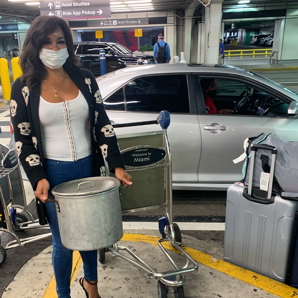 TammyESTWICK's tweet photo. #ColorOfTheDay: White
My #GumboPot got more sky miles than a lot of people. #PersonalChef on the slick
.
.
. https://t.co/J4bWbhxEMa