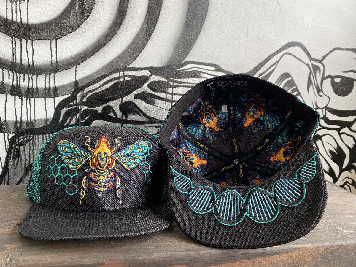 GrassrootsCali's tweet photo. A dab'll do ya! These #BeeSlick #fitted and #snapback #hats are complete with a silicone dab mat on the brim! 😎🍯 For something more subtle, try the Honey Bee Fund Teal Snapback or Fitted. These hats are $35-$42 on sale now! #420life #710life #CannabisCommunity https://t.co/7oczu2718J