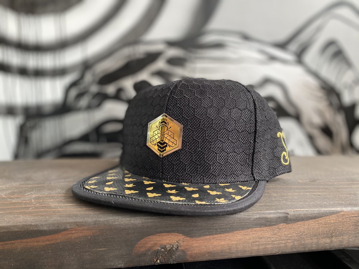GrassrootsCali's tweet photo. A dab'll do ya! These #BeeSlick #fitted and #snapback #hats are complete with a silicone dab mat on the brim! 😎🍯 For something more subtle, try the Honey Bee Fund Teal Snapback or Fitted. These hats are $35-$42 on sale now! #420life #710life #CannabisCommunity https://t.co/7oczu2718J