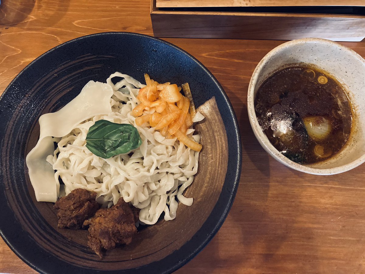 ErikDR10's tweet photo. 昨日は妻と良く通う@ko_u_ra_ku へ！初めてスパイスハーブチキンつけ麺の大辛を頼みました。omg超辛くって美味しかった♪最後はチーズ丼でfinish.今日もまた行こうかな、、、 https://t.co/Bx1wP7zOnO