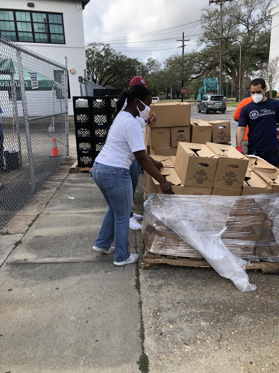 DrChanelMPayne's tweet photo. Thanksgiving Food Giveaway with my brother @matt_willard4 was also great to see @kevinguilloryforjudge @kevalandrum out doing what we do! @electdrchanelmpayne #electdrchanelmpayne #whenshewinswewin #itsamovement #thechildrenschamp #vote124 https://t.co/O5AY4s13l3