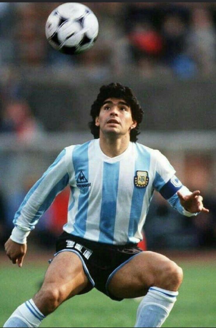 Fuiste humilde, fuiste grande, fuiste pueblo, y por sobre todo, fuiste argentino. Para mi siempre serás mi ídolo. Irreemplazable. Hasta siempre Diego. QEPD.