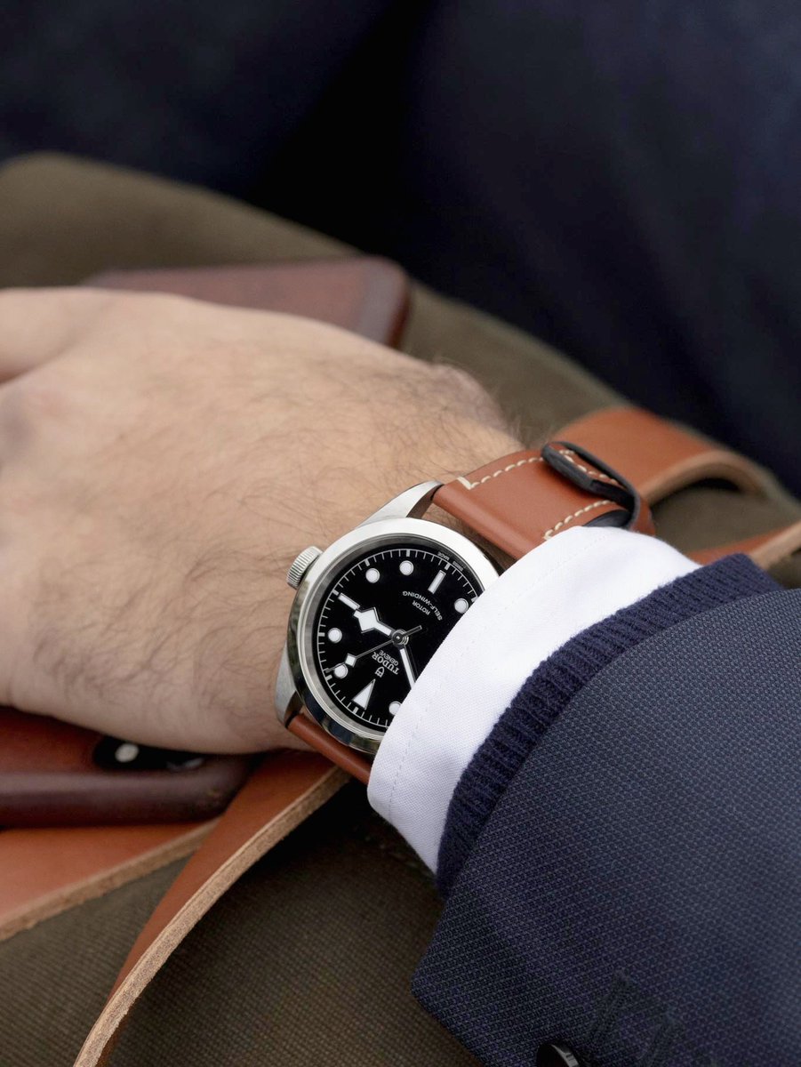 HHJEWELS3's tweet photo. Gentlemen, match your watch with your leather briefcase with Tudor Black Bay 41

Self-winding mechanical movement. Power reserve of approximately 38 hours https://t.co/zD8ESyCNDI