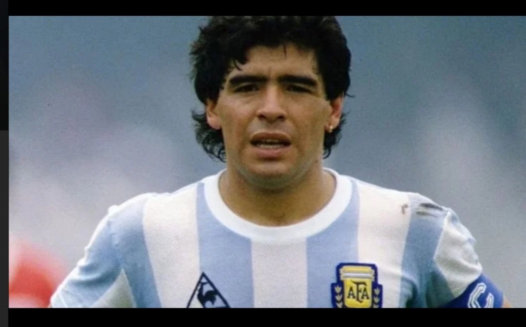 Era chiquita y no entendía mucho de fútbol, pero no importaba, porque veía a mi flia reunida alrededor de la tele con una alegría que solo la generaba la magia de la pelota en tus pies. Es cierto que una parte enorme del fútbol argentino se va con vos ⚽️❤💫 #MaradonaEterno