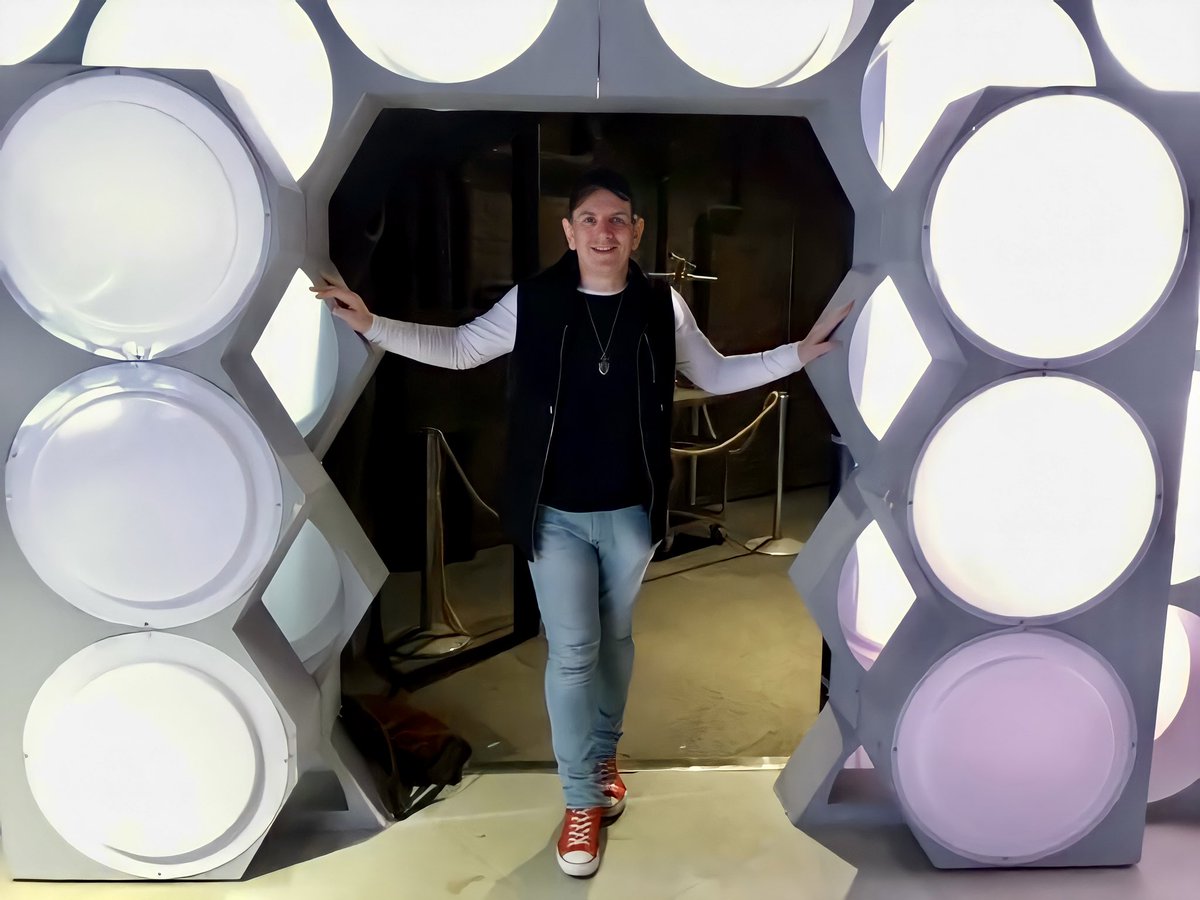TimeLordDrew61's tweet photo. Welcome to the Type 40 Time Capsule otherwise known as a Tardis, it’s definitely Dimensionally Transcendental which means it’s Bigger on the Inside than it is on the Outside. And by the way I do Love the Roundels. #DoctorWho #Tardis #Exhibitions #TimeMachine #Roundels #Type40 https://t.co/IggG7iJo1z