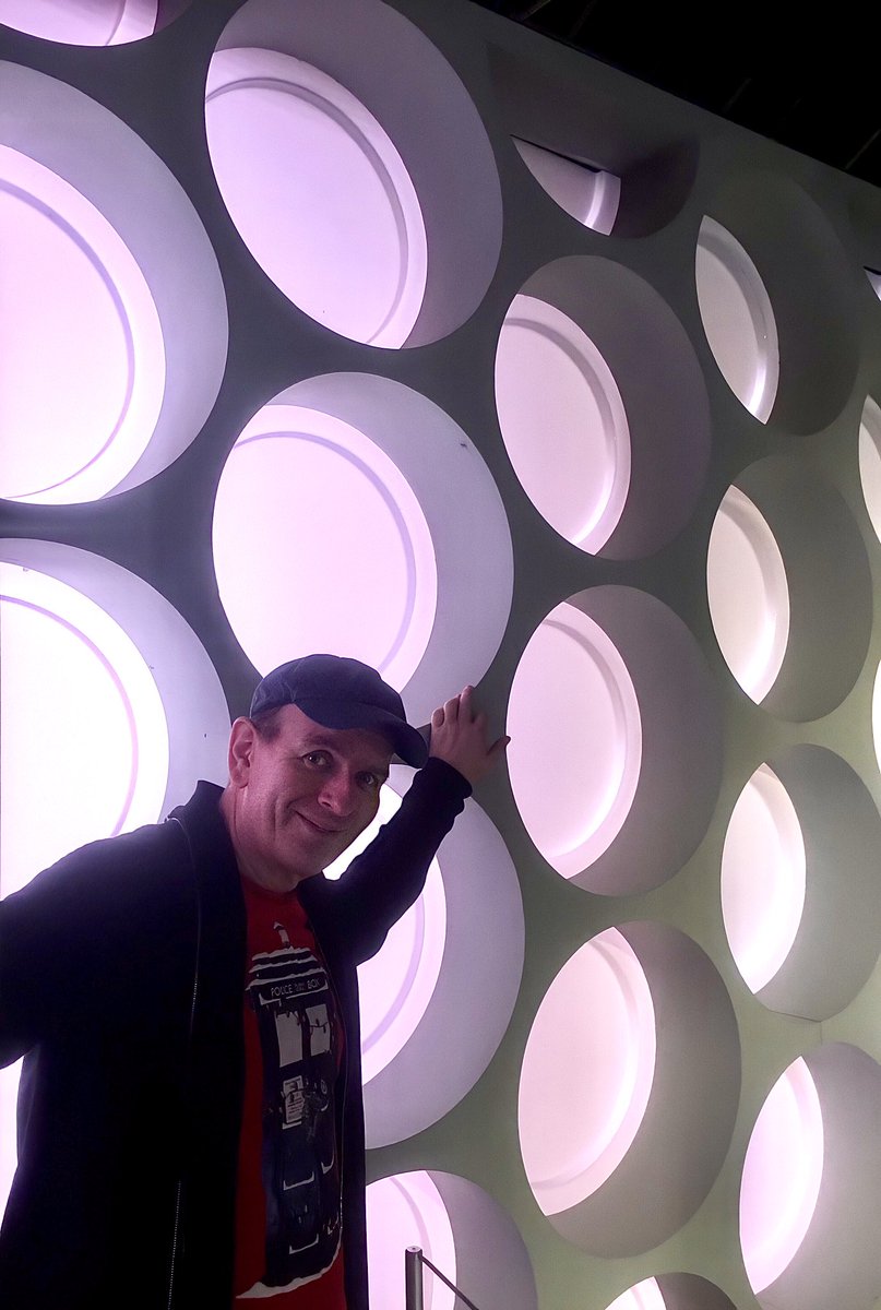 TimeLordDrew61's tweet photo. Welcome to the Type 40 Time Capsule otherwise known as a Tardis, it’s definitely Dimensionally Transcendental which means it’s Bigger on the Inside than it is on the Outside. And by the way I do Love the Roundels. #DoctorWho #Tardis #Exhibitions #TimeMachine #Roundels #Type40 https://t.co/IggG7iJo1z