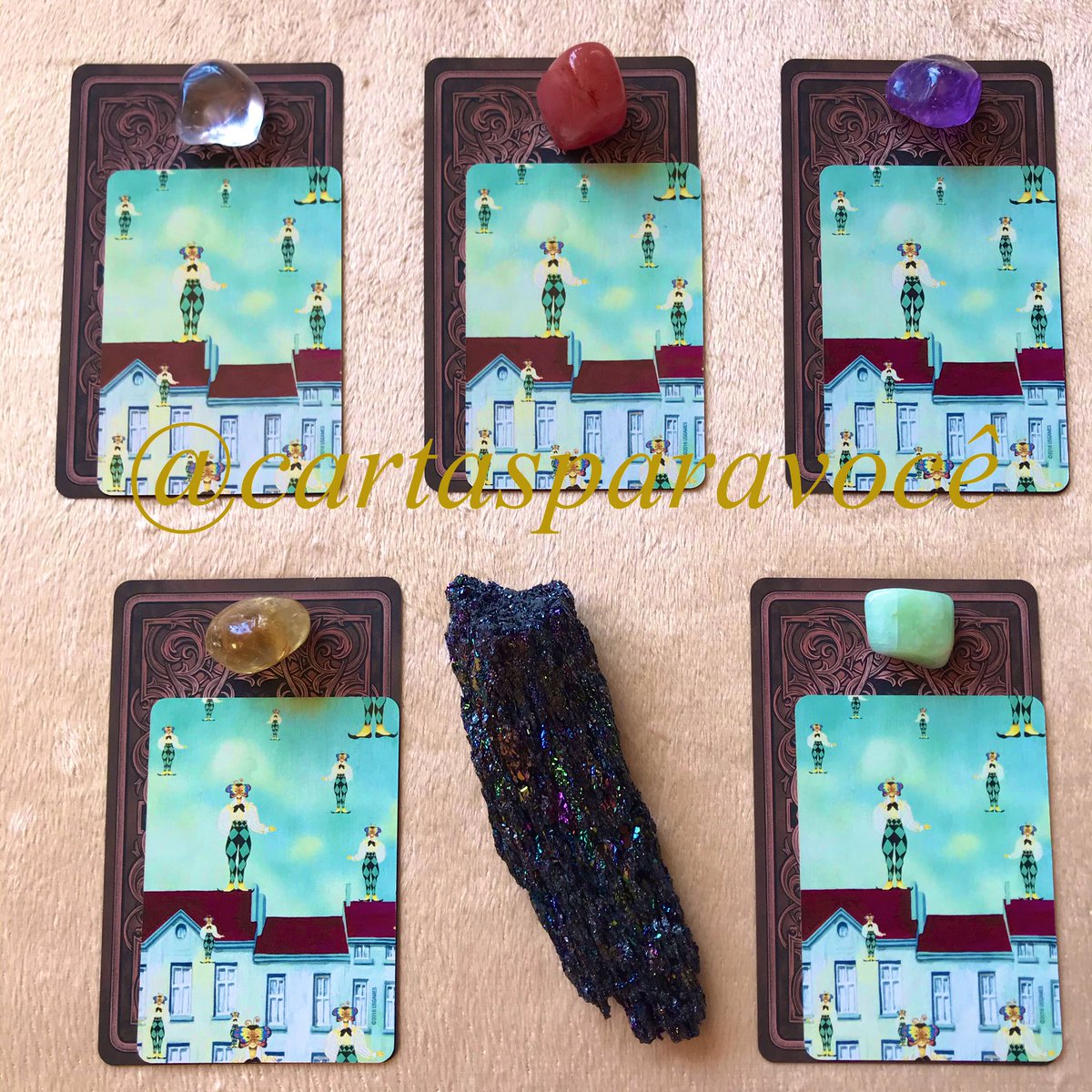 mat_girl's tweet photo. Tiragem coletiva, para quem está em dúvida: 
INSISTIR OU DESISTIR?

O tema refere-se a qualquer área, escolha uma pedra:

1 - cristal
2 - rosa
3 - ametista
4 - citrino
5 - água marinha 

RT, por favorzinho? 🙏🏼

Respostas nos comentários deste post amanhã às 22:00! #cartasdamat https://t.co/CovgQnv1xF