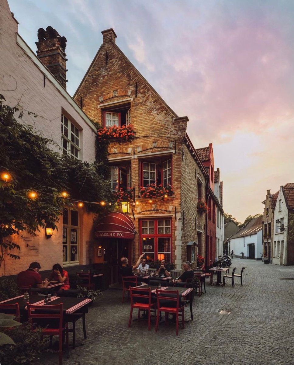 TraveIings's tweet photo. Bruges, Belgium 🇧🇪 https://t.co/LuxUdHryd4