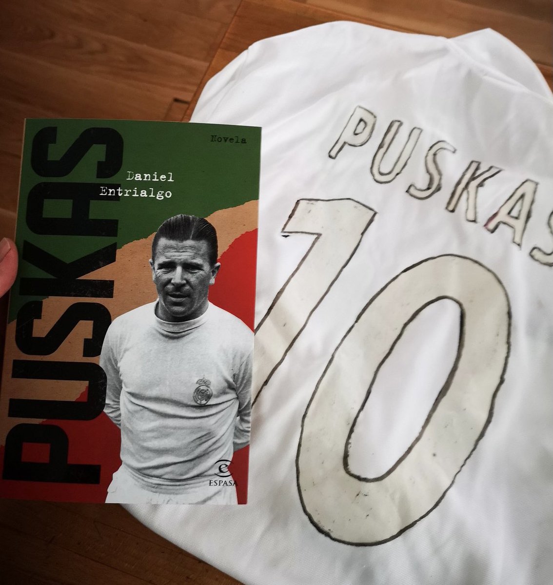 librodecabecera's tweet photo. Pancho Puskas ya tiene con quien jugar en el otro barrio. Zurdos, gorditos y con el 10 en la espalda. Cualquier excusa es santa para disfrutar de la mejor biografía futbolística en lengua española. Se lo dice un afortunado por compartir cancha con ⁦@DanielEntrialgo⁩ https://t.co/uL2cGlqTib