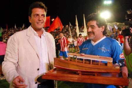 MalenaGalmarini's tweet photo. ¡Sin dudas hoy todo un planeta te extraña! 

Gracias por los momentos deportivos más mágicos de nuestra historia y por habernos dado tantas alegrías. 

Siempre fuiste un distinto, rebelde y contradictorio. Llevaste nuestra bandera a lo más alto.

¡Hasta siempre, Diego! https://t.co/Uw1koWrOGj