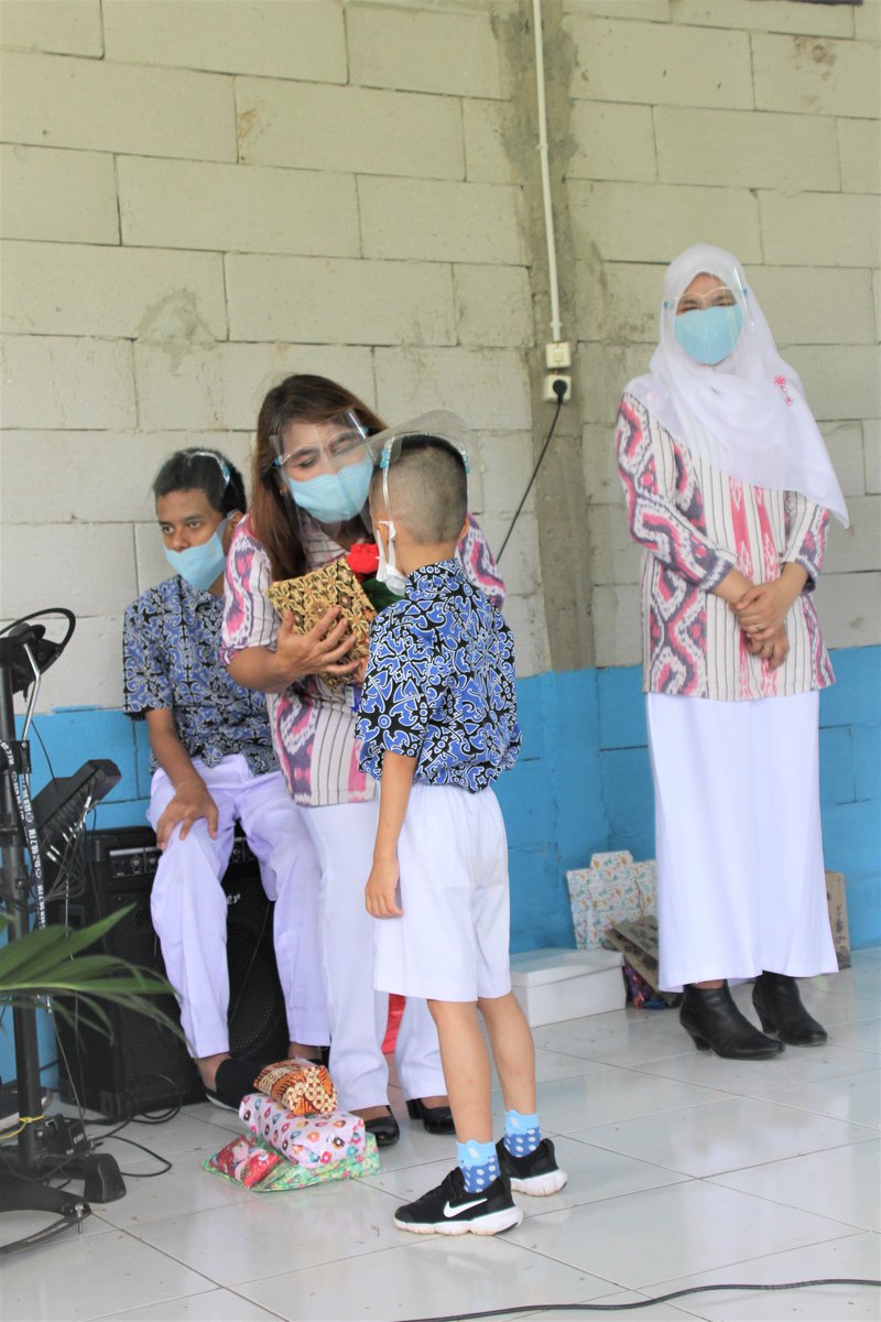 MutiaraIndah's tweet photo. Happy Teachers Day
"Cahaya Biru" Autism School 
#Ciangsana #Bogor #Cibubur #autism #autisindonesia https://t.co/jq29KtxhCY