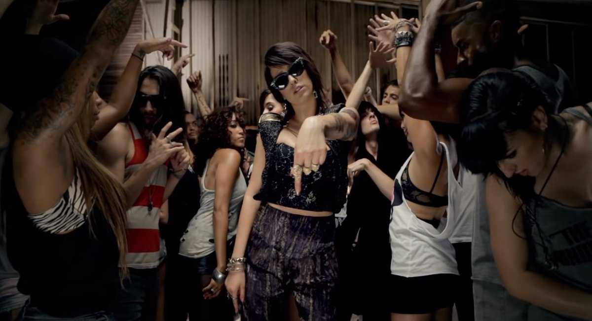 Клип американские 2011. Клипы. Скейтер бой аврил. Daddy yankee. Клипы 2011.