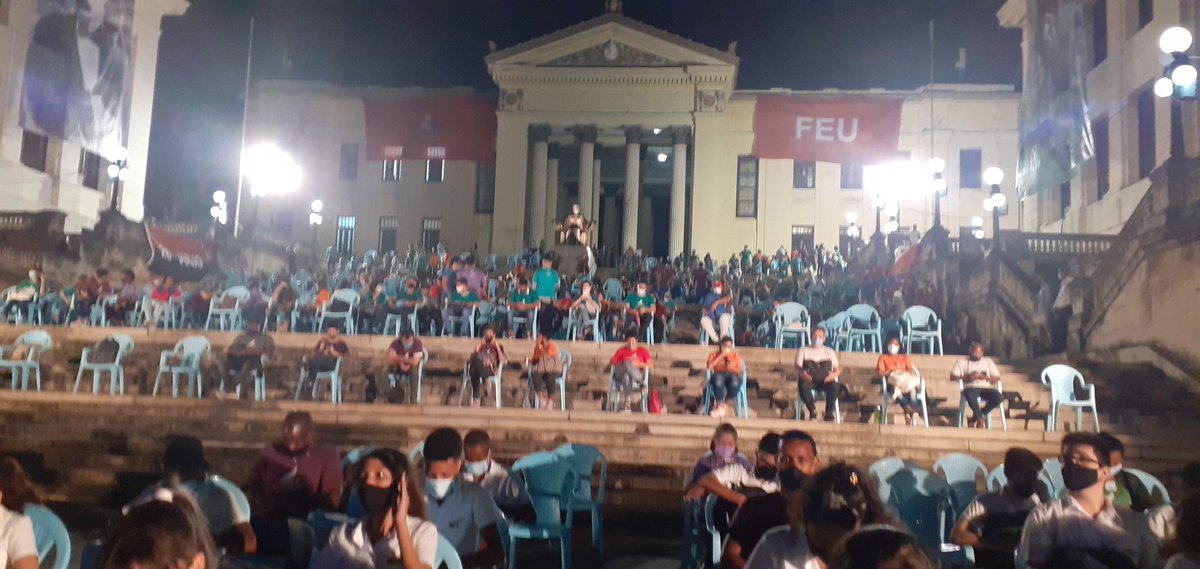 La juventud cubana se da cita en la histórica Escalinata de la Universidad de la Habana para conmemorar el 4 aniversario del paso a la inmortalidad de nuestro #FidelPorSiempre. Los jóvenes seguiremos el legado de nuestro #ComandanteEterno #IdeasQueSonBanderas @UJCdeCuba