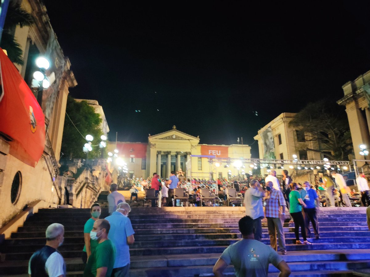 Listos los jóvenes cubanos para homenajear a nuestro #Fidel en la escalinata de la <a href="/UdeLaHabana/">Universidad de La Habana</a> en nombre de todo el pueblo agradecido.

<a href="/AndresCarvaE/">Andres Carvajal</a> <a href="/RainerSM13/">Rainer Sarmientos 💯🇨🇺</a> <a href="/DrRobertoMOjeda/">Dr. Roberto Morales Ojeda</a> <a href="/anamarianpp/">Ana Mari Machado</a> <a href="/AAB_Cuba/">Alicia Alonso Becerra</a> <a href="/GinetMa/">Ginet Ma. Guerrero Porras</a> <a href="/Danielcav82/">Daniel Alejandro 🇨🇺🇵🇸</a>