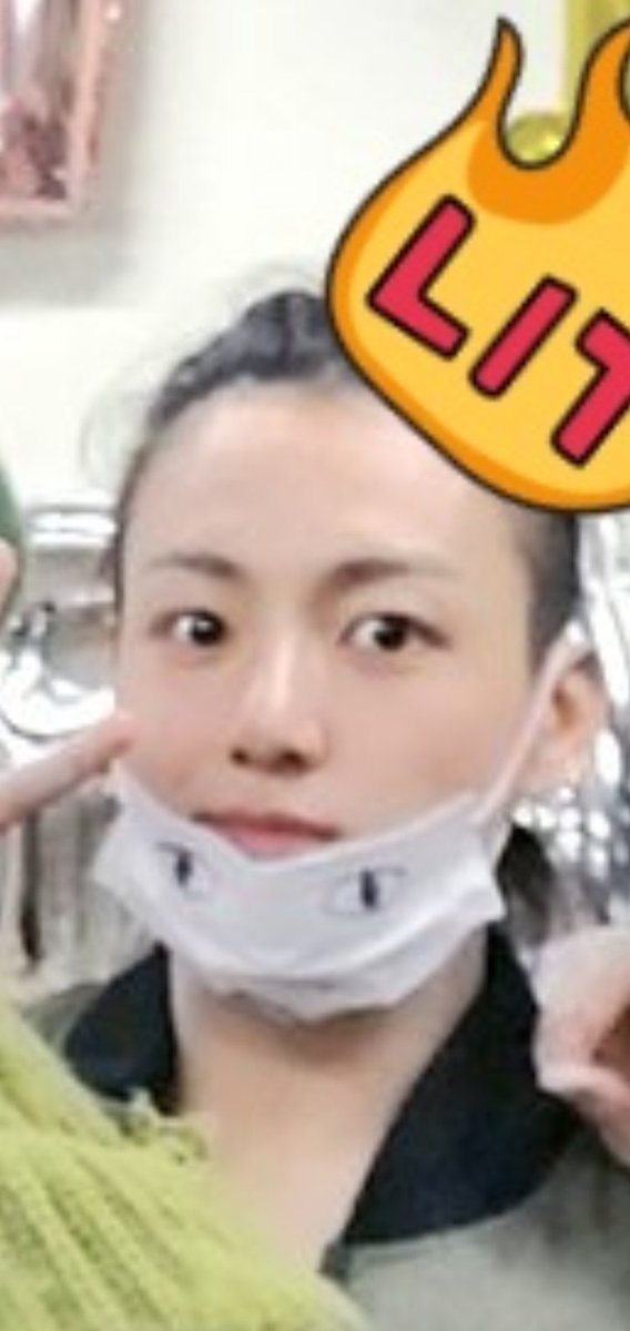 _LeeTaeSoo_'s tweet photo. @BTS_twt То есть НИКОГО НЕ СМУЩАЕТ ЧТО НА МАСКЕ ЧОНГУКА ГЛАЗА!?!??? https://t.co/EnrsKVlTpd