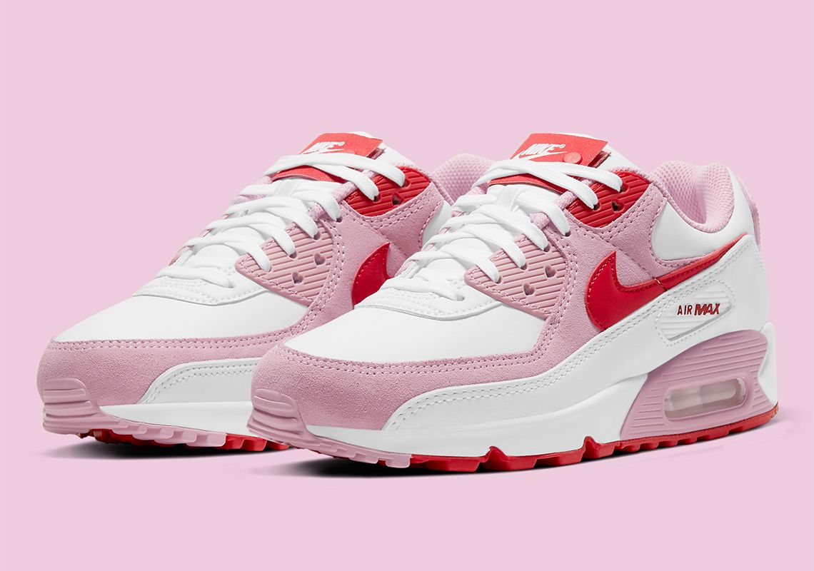 SneakerNews's tweet photo. What's your favorite detail on this Air Max 90? https://t.co/tsYZGCfCTw https://t.co/xrUYAIndGq