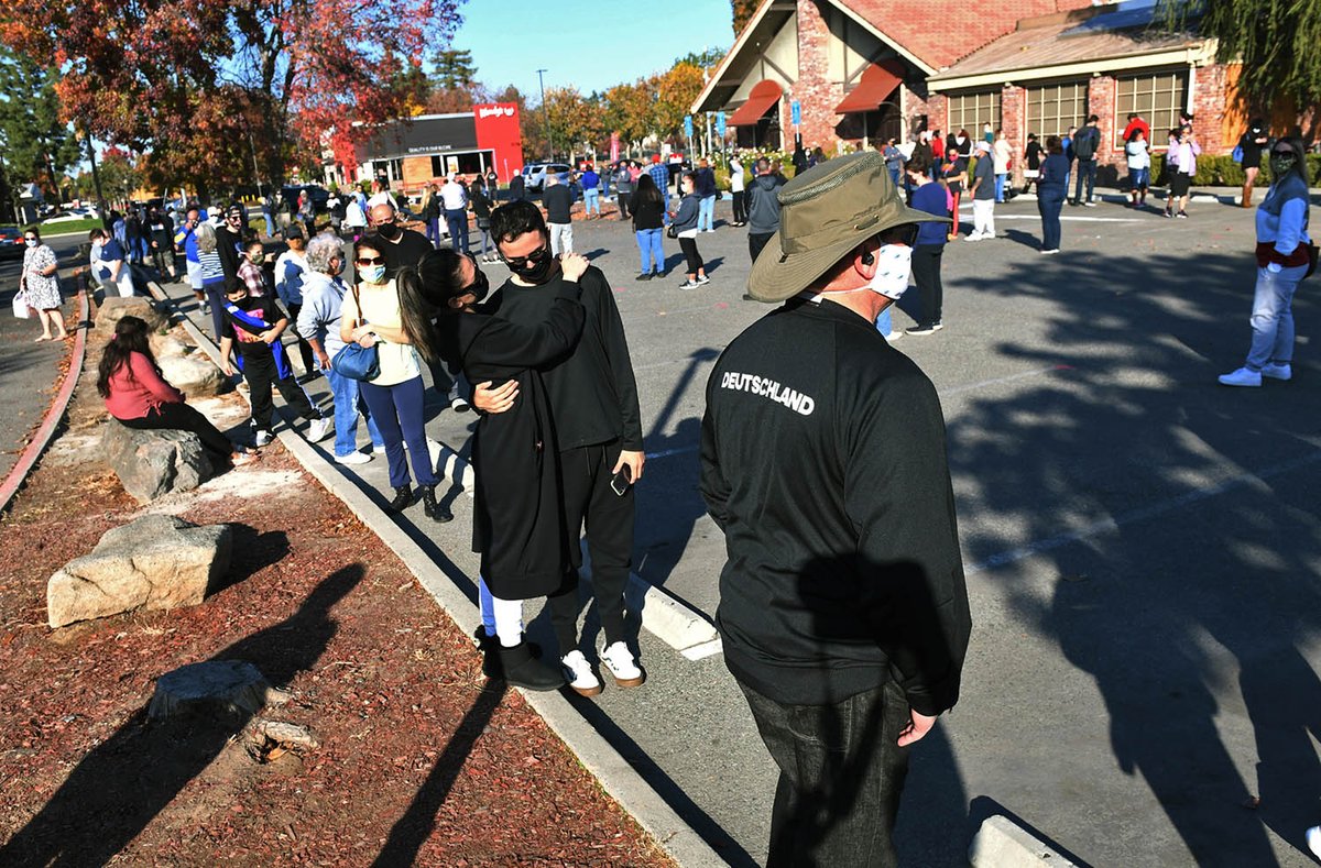 BeePhotos's tweet photo. A line forms in the parking lot for pies at Marie Callender's on Shaw Avenue in Fresno WednesdayNov. 25, 2020, the day before Thanksgiving. https://t.co/184Ubd0Bz9