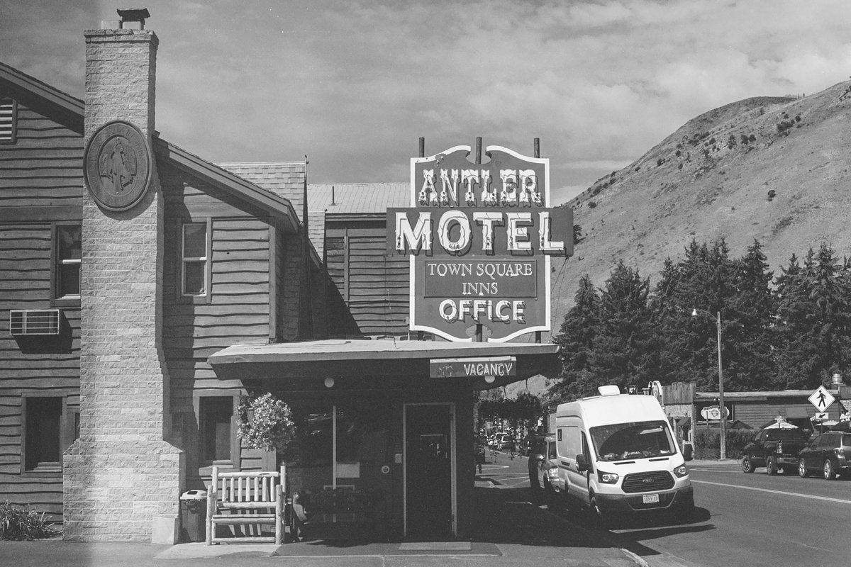 thinktk's tweet photo. Antler Inn, Jackson Hole
๐ท#OlympusOM1 ๐ #IlfordFP4Plus
#BelieveInFilm #FilmIsNotDead #AnalogPhotography #OM1 #IlfordPhoto #RoadTripsAndWanderTime https://t.co/Ws7geM9EsK