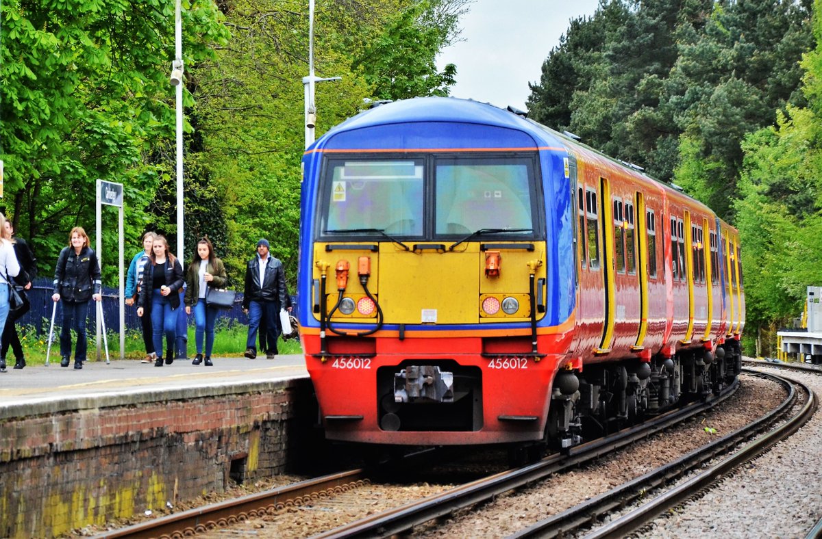 TheRealStavioni's tweet image. Night all. Tonight I'll leave you with four from my local @SW_Help station, Camberley. #Class450 #Siemens #Desiro #Class456 #Class458 #EMU #Rail #Railway #Train