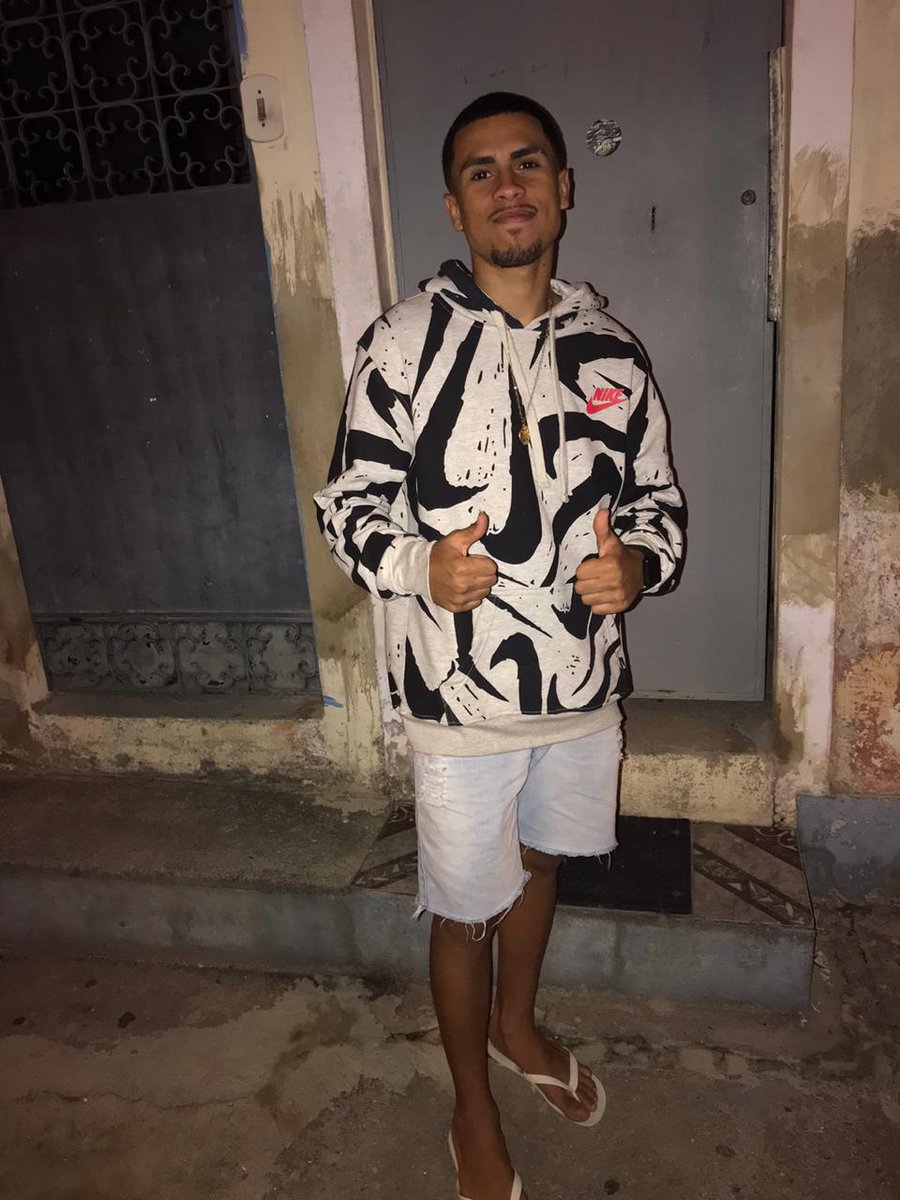 Nem muito feio pra te dxr com vergonha, nem muito bonito pra te dar trabalho kkk 
só o básico