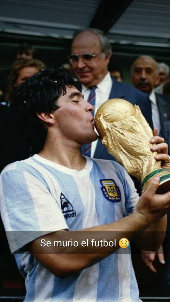 NatyOrmeo4's tweet photo. Hoy el mundo está de luto,se nos fue el Diego y los amantes del fútbol vamos a estar eternamente agradecidos con vos!Gracias x ser Argentino,Bostero y Peronista🇦🇷🇺🇦"SEMBRÓ ALEGRÍA EN EL PUEBLO,REGÓ DE GLORIA ÉSTE SUELO" #DolorEnElPecho #TeAmoDiego #DiegoEterno #D10S https://t.co/rOftZ0EFqc