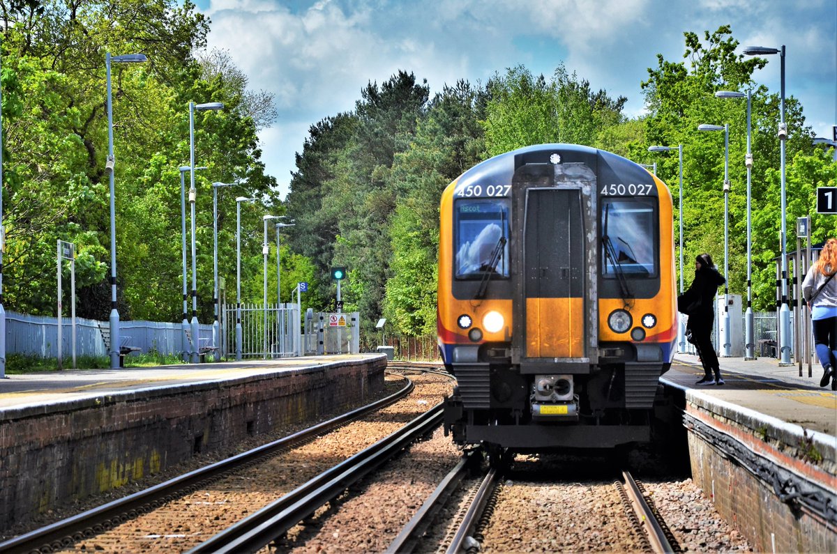 TheRealStavioni's tweet image. Night all. Tonight I'll leave you with four from my local @SW_Help station, Camberley. #Class450 #Siemens #Desiro #Class456 #Class458 #EMU #Rail #Railway #Train