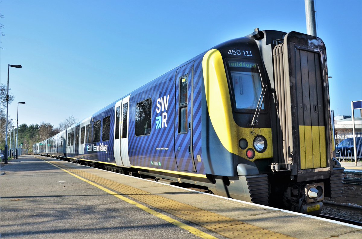 TheRealStavioni's tweet image. Night all. Tonight I'll leave you with four from my local @SW_Help station, Camberley. #Class450 #Siemens #Desiro #Class456 #Class458 #EMU #Rail #Railway #Train