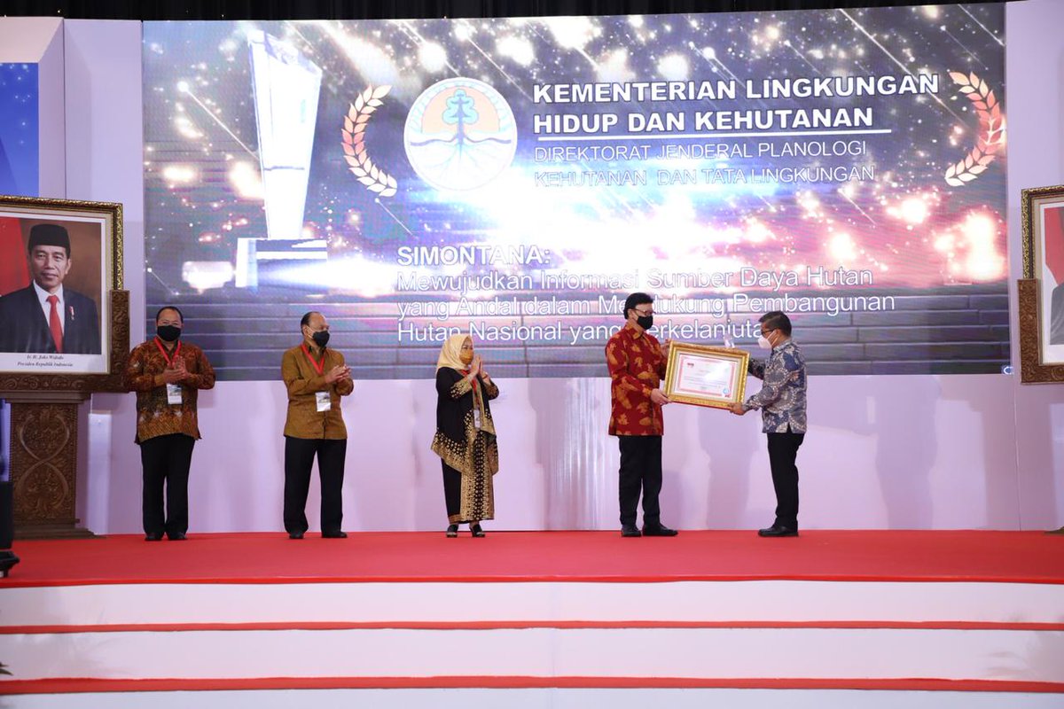 kemenhut_ri's tweet photo. Menteri LHK, @SitiNurbayaLHK mengungkapkan kegembiraannya setelah mendapat kabar #SIMONTANA berhasil masuk Top 45.

"Saya bersyukur &amp; bangga atas keberhasilan inovasi SIMONTANA, serta inovasi KLHK lainnya yang dapat memberikan manfaat untuk masyarakat dan negara," ujarnya. https://t.co/Yz3g9LNlym