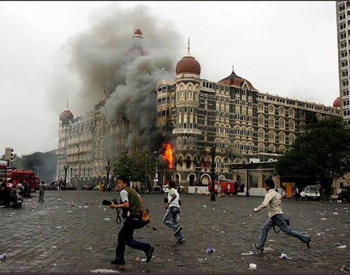 Akshay_Pawar_22's tweet photo. Heartly saluted the hero's who laid down their life to protect us.
We all indians shall forever to yours greatfull to sacrifice for us...💐💐💐
#MumbaiTerrorAttack 
#BlackDay https://t.co/4MFQSQxEBd