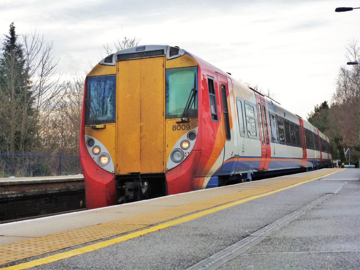 TheRealStavioni's tweet image. Night all. Tonight I'll leave you with four from my local @SW_Help station, Camberley. #Class450 #Siemens #Desiro #Class456 #Class458 #EMU #Rail #Railway #Train