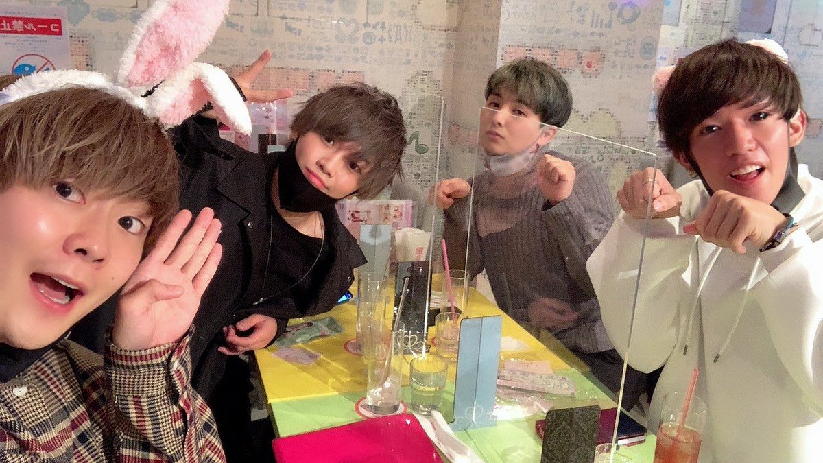 JINSJINS1027's tweet photo. おはよーっ！
メイドカフェ行ったった。
みんなかわちいねーーー https://t.co/jHjJT1u7nI
