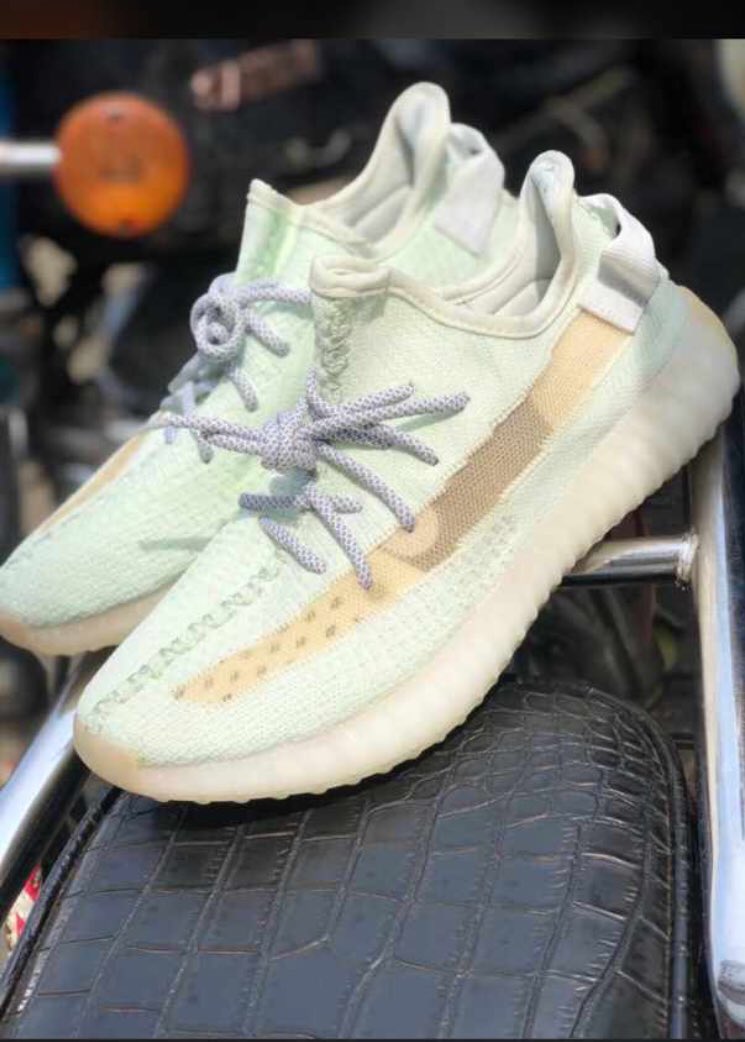 Feets70629027's tweet photo. Il y’a aussi des yeezy disponibles.😍 https://t.co/ZyczfSrJGG