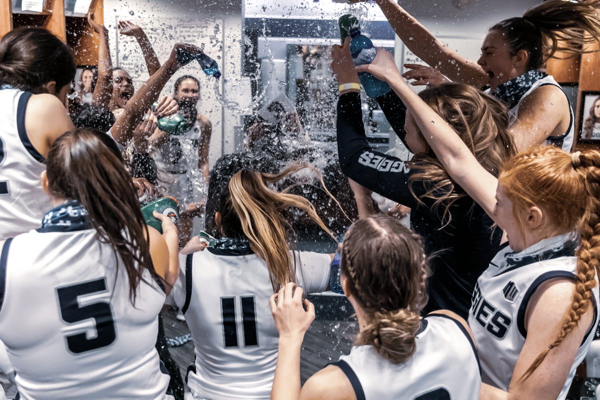 MarchMadnessWBB's tweet photo. Opening Day ✅

#ncaaW | 📸 @USUWBasketball
https://t.co/VRbsONE7YV