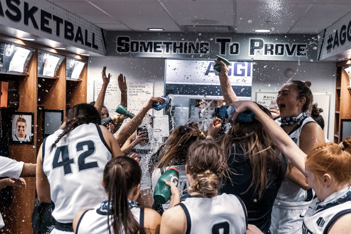 MarchMadnessWBB's tweet photo. Opening Day ✅

#ncaaW | 📸 @USUWBasketball
https://t.co/VRbsONE7YV
