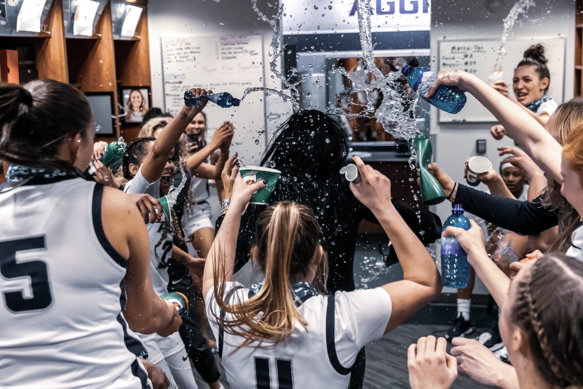 MarchMadnessWBB's tweet photo. Opening Day ✅

#ncaaW | 📸 @USUWBasketball
https://t.co/VRbsONE7YV