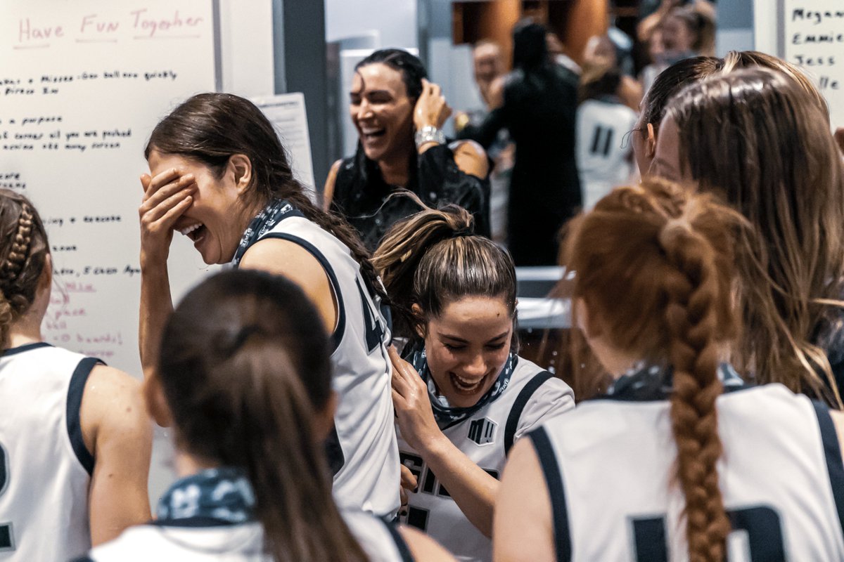 MarchMadnessWBB's tweet photo. Opening Day ✅

#ncaaW | 📸 @USUWBasketball
https://t.co/VRbsONE7YV
