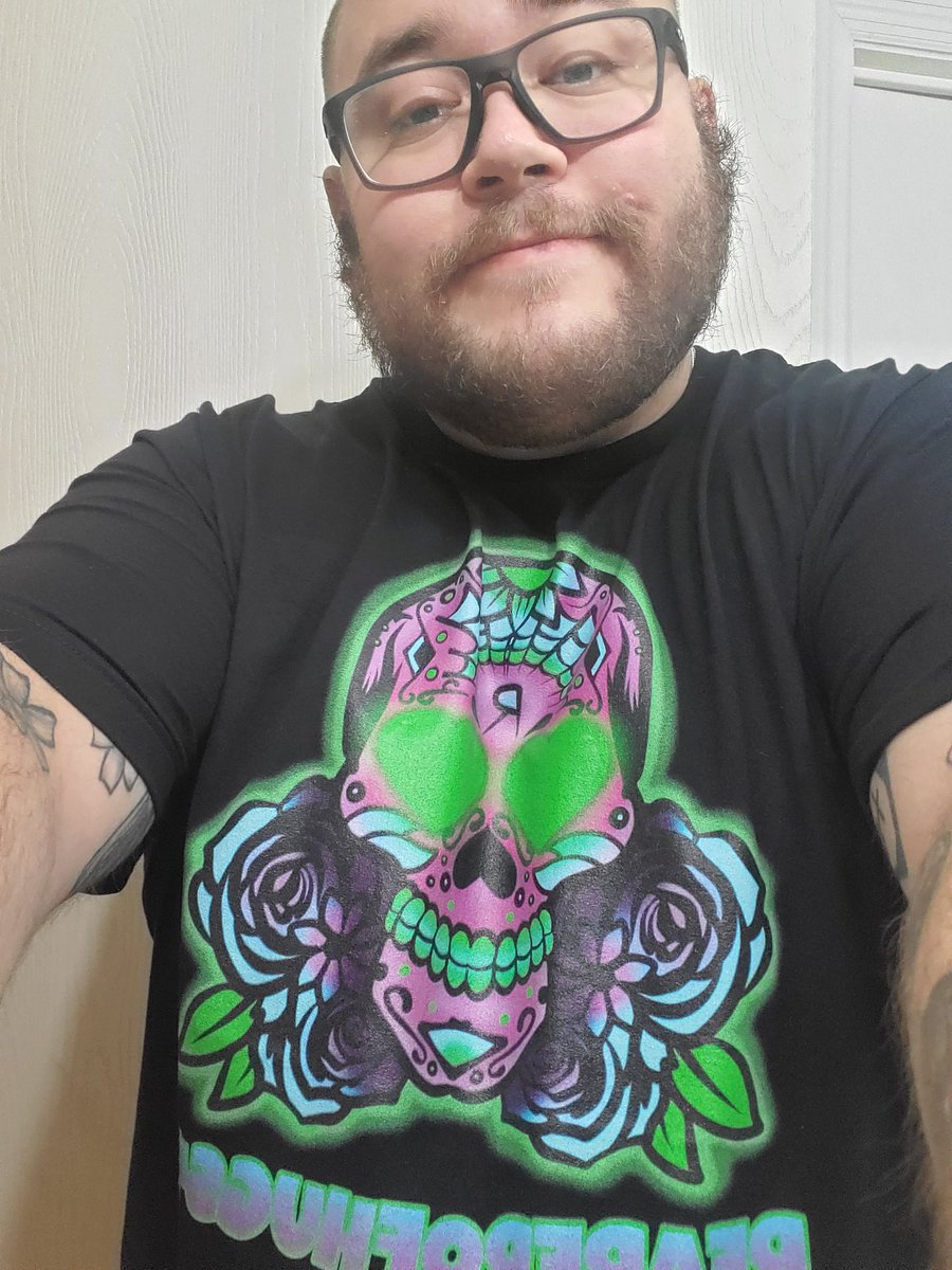 Irish_Dude1992's tweet photo. I believe in supporting other streams so I got me a new comfy shirt thanks to @reaperofhugs42. Keeping doing what you're doing man. You set the best example for what a streaming community should be.#twitch #twitchstreamer #playstation #xbox #pc #nintendo #gamer #reapsandpeeps https://t.co/nOliULDp4Z