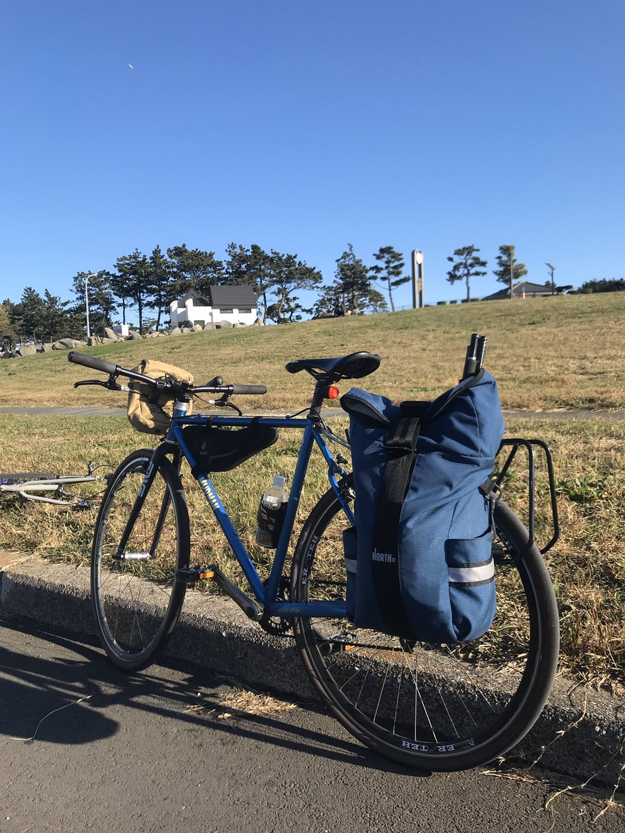 zerocyclee's tweet photo. #bikefishing のパッキングも最終形態に。パニアバッグがやっぱり便利過ぎる。冬は防寒具が増えるから、スタッフバッグに詰め込んでキャリアにくくり付けるスタイルで対応。
冬も寒いけど #bikefishing 行きまくろう。
#mudmancx #northst https://t.co/Ii9n0IRW1z