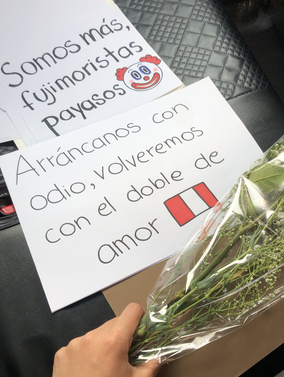 evaantezanaa's tweet photo. No suelo usar Twitter, pero aprovecho en compartir unos carteles que llevé hoy, los que puedan sigan colaborando con el mural. ✨
Nadie podrá callar la ausencia de Inti y Bryan.
#IntiyBryanPRESENTE #IntiSotelo #BryanPintado #marcha14nov #PoliciasAsesinos https://t.co/RRqbsUPCMC