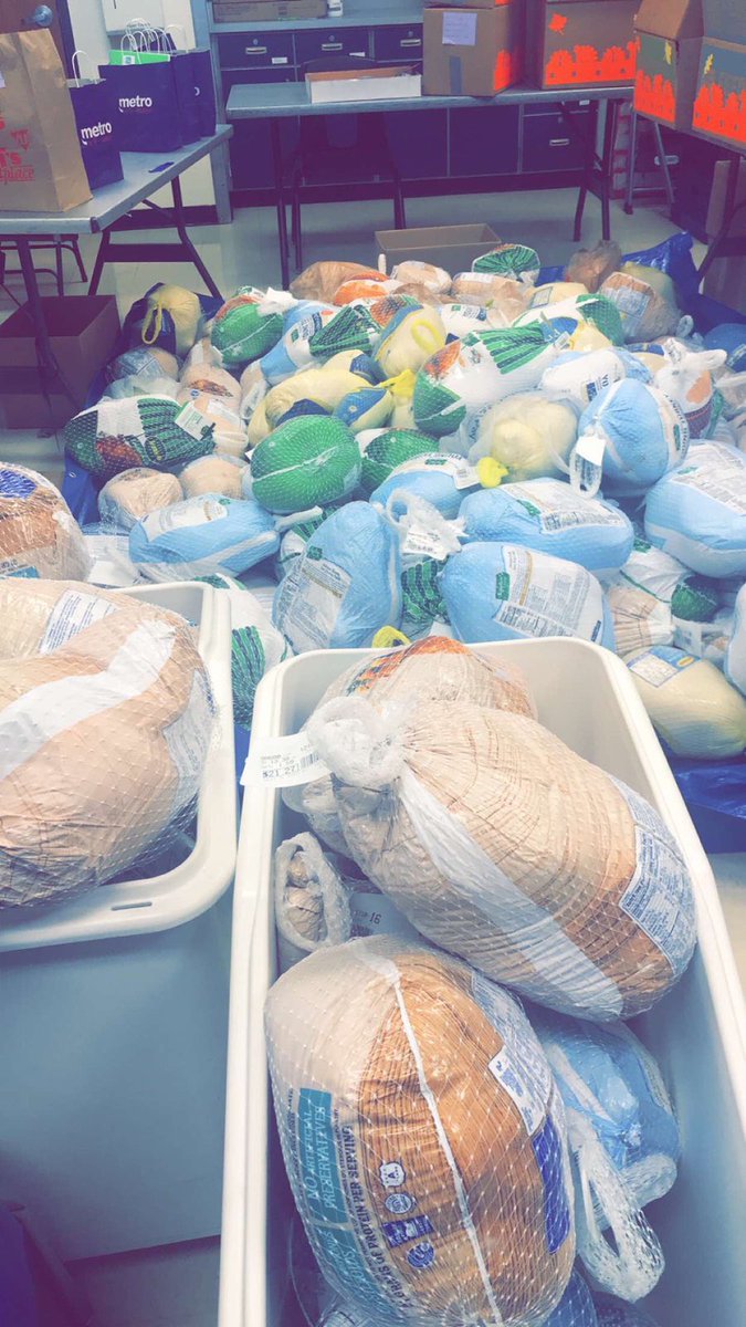 PhoenixUnion's tweet photo. The #PXU Falcon Family and Community Resource Center gave out over 400 boxes of food to families in our community today! Happy Thanksgiving! #ThisIsWhoWeAre https://t.co/FG0h0pqRIV