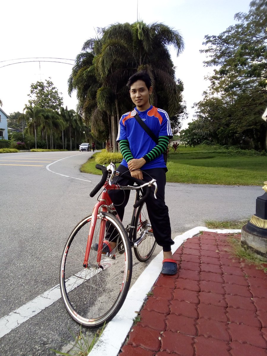 elfarabi96's tweet photo. Kawan aku pernah ingat aku tak dak lesen moto keta sebab asyik2 berkayuh ja masa zaman U. aku ada ja masa form 6 dlu.sebab ksian kat kluarga, so aku prefer berbasikal. kawasan kuala kangsar dahla berbukit,bohongla x semput. act duit minyak jimat🤭.bohong la x mintak😆. https://t.co/2UMku3SiX3