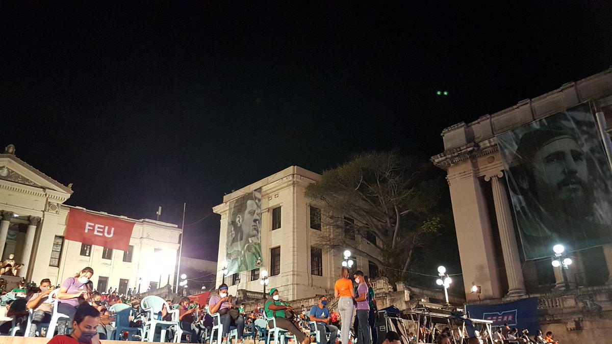 aparedesrebelde's tweet photo. No hay tristeza en la Escalinata de la #UniversidadDeLaHabana.    Y no puede ser de otra manera.... #FidelCastro nos sigue convocando a no rendirnos, a vencer, a defender a #Cuba. Estamos en su #Universidad, donde se hizo revolucionario. 🇨🇺 https://t.co/uEYnsBJsAP